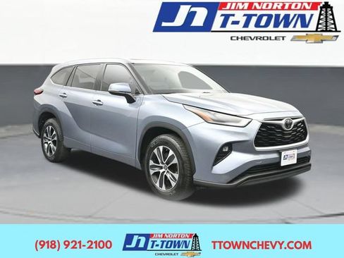 Used 2021 Toyota Highlander XLE FWD image 1