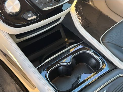 Used 2022 Chrysler Pacifica Limited image 29