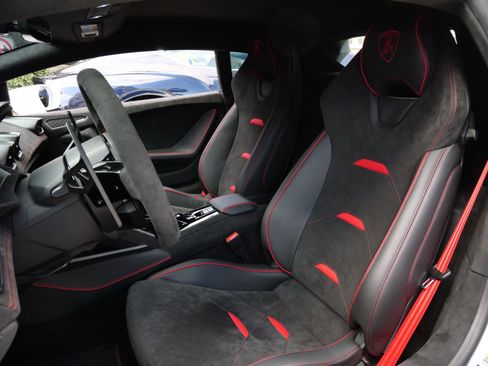 Used 2023 Lamborghini Huracan Tecnica image 6