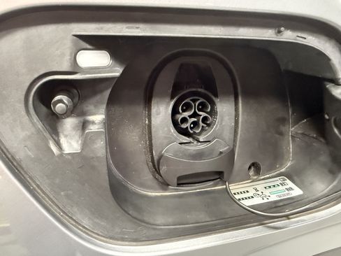 Certified 2025 Volkswagen ID.4 Pro S AWD/4WD image 28