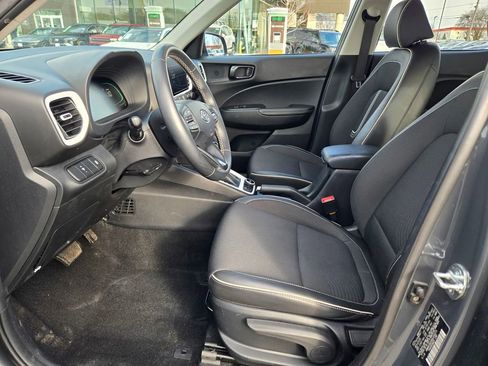 Used 2024 Hyundai Venue Limited image 28