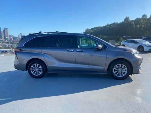 Used 2021 Toyota Sienna XLE AWD/4WD image 2