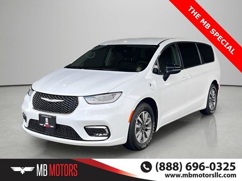 Used 2024 Chrysler Pacifica Limited FWD image 1