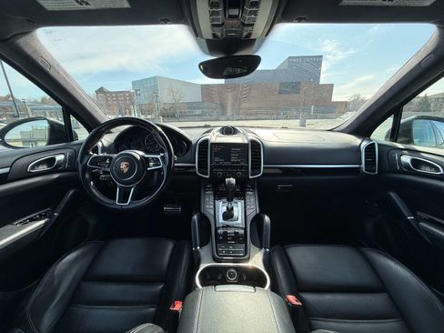 Used 2016 Porsche Cayenne Turbo S image 37