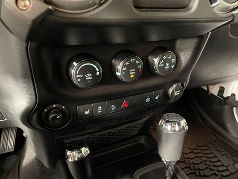 Used 2016 Jeep Wrangler Unlimited Rubicon AWD/4WD image 8