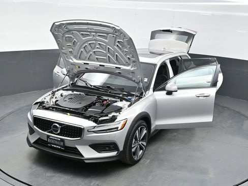 Used 2025 Volvo V60 B5 Cross Country Plus AWD/4WD image 42