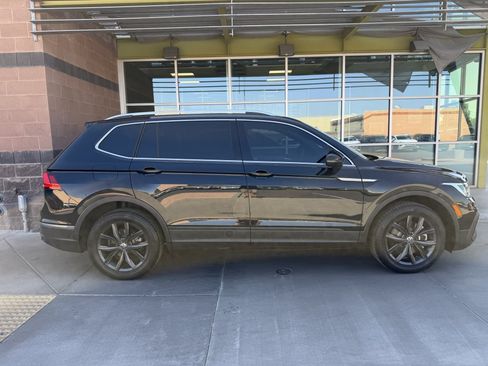 Used 2024 Volkswagen Tiguan SE w/ Panoramic Sunroof Package FWD image 9