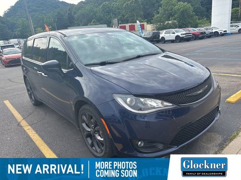 Used 2020 Chrysler Pacifica Touring w/ S Appearance Package FWD image 3