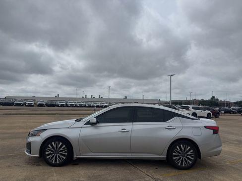 Certified 2024 Nissan Altima 2.5 SV w/ SV Premium Package FWD image 5