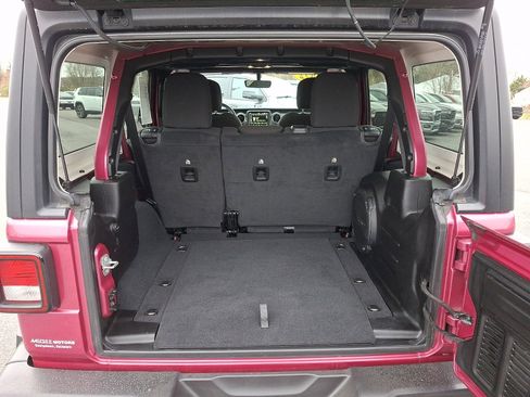 Used 2022 Jeep Wrangler Unlimited Sahara w/ Cold Weather Group AWD/4WD image 29