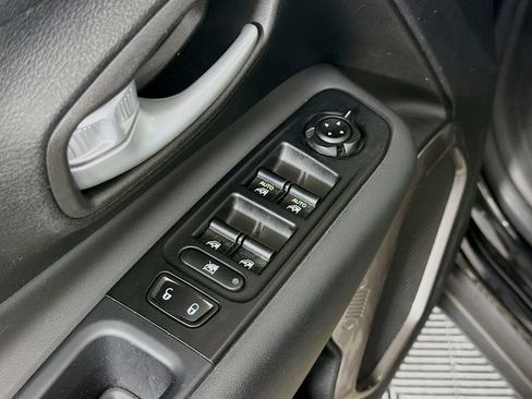 Used 2023 Jeep Renegade Latitude AWD/4WD image 18