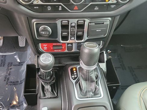 Used 2025 Jeep Gladiator Mojave w/ Convenience Group AWD/4WD image 21