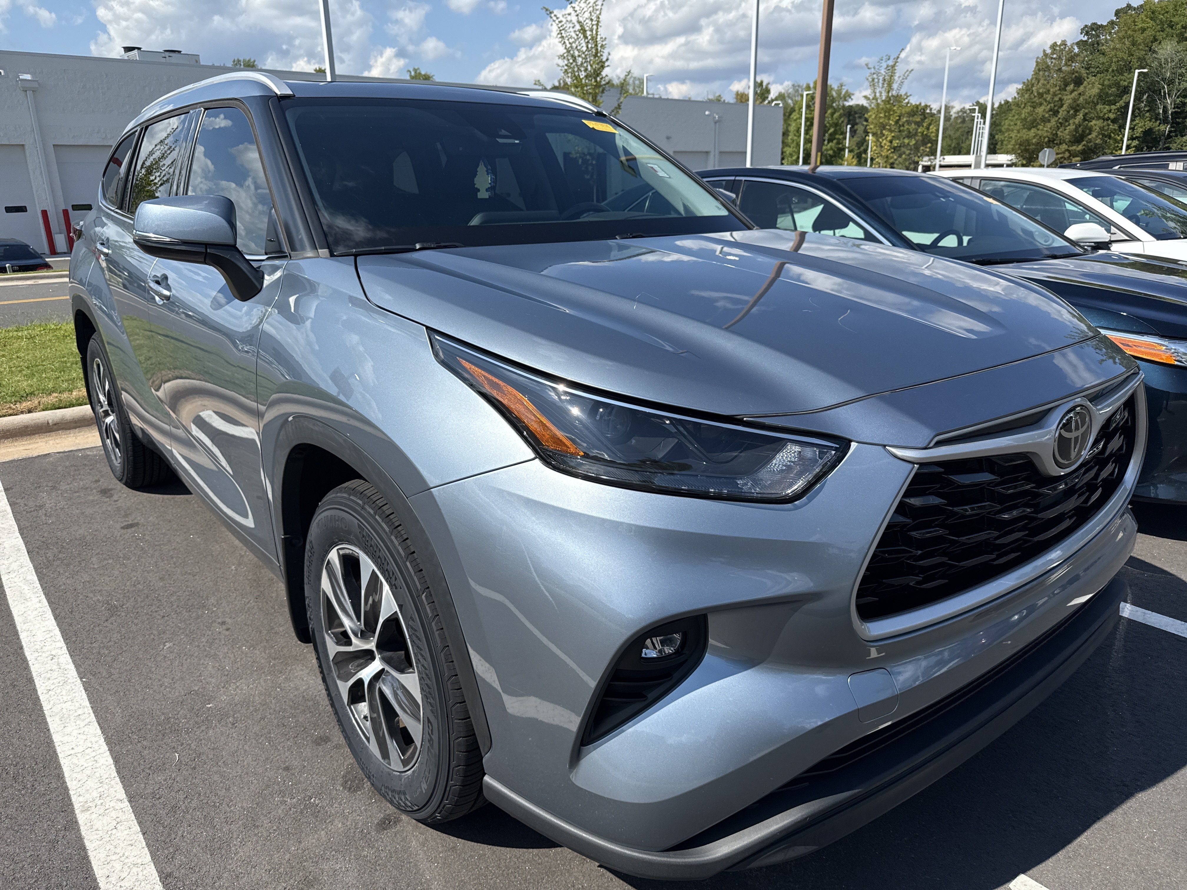 Used 2022 Toyota Highlander XLE FWD image 2