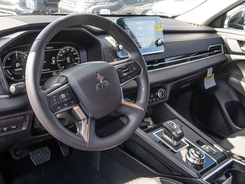 New 2024 Mitsubishi Outlander ES image 28