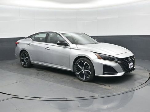 Used 2023 Nissan Altima 2.5 SR FWD image 1