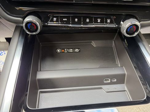 Used 2025 Chevrolet Suburban Z71 AWD/4WD image 12