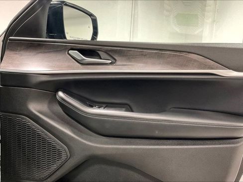 Used 2023 Jeep Grand Cherokee Limited image 22