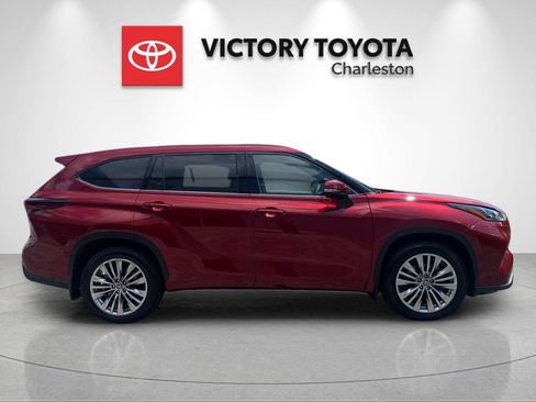 Used 2025 Toyota Highlander Platinum AWD/4WD image 6