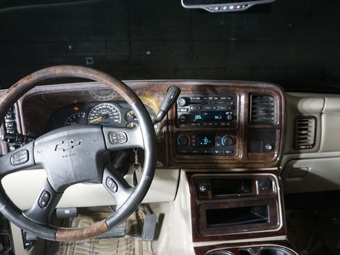 Used 2005 Chevrolet Suburban Z71 w/ Preferred Equipment Group image 18