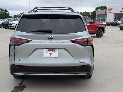 Certified 2024 Toyota Sienna Limited FWD image 4