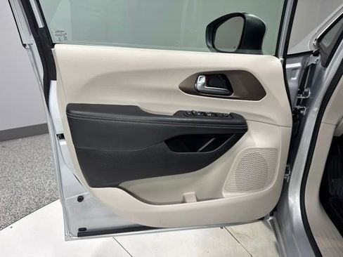 Used 2022 Chrysler Voyager LX FWD image 12