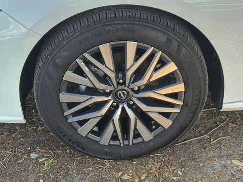 Used 2025 Nissan Altima 2.5 SV FWD image 31