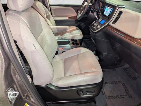 Used 2016 Toyota Sienna Limited image 24