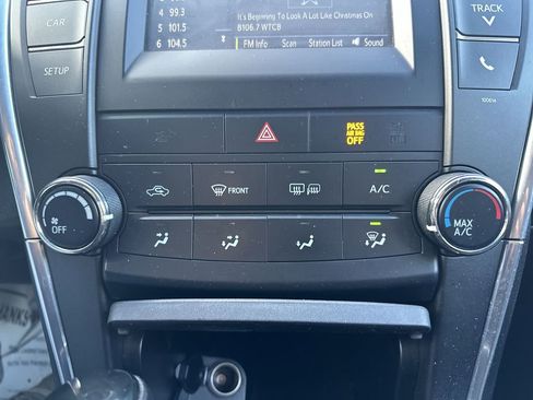 Used 2017 Toyota Camry SE image 18