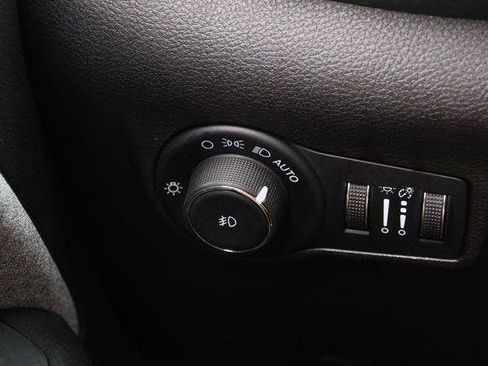 Used 2025 Jeep Compass Latitude w/ Sun & Sound Group AWD/4WD image 21