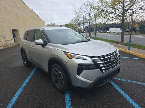 Used 2024 Nissan Rogue SV FWD image 3