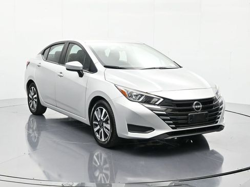 Used 2023 Nissan Versa SV image 3