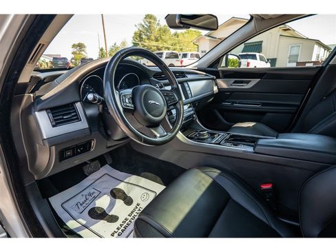 Used 2017 Jaguar XF Premium image 10
