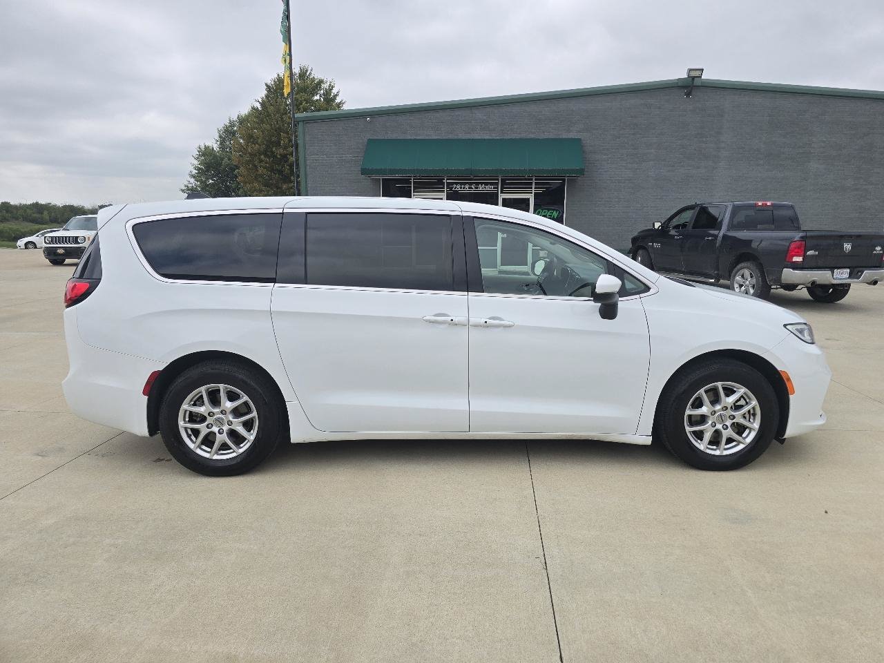 Used 2023 Chrysler Pacifica Touring-L FWD image 11