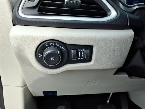 Used 2024 Chrysler Pacifica Touring-L FWD image 25