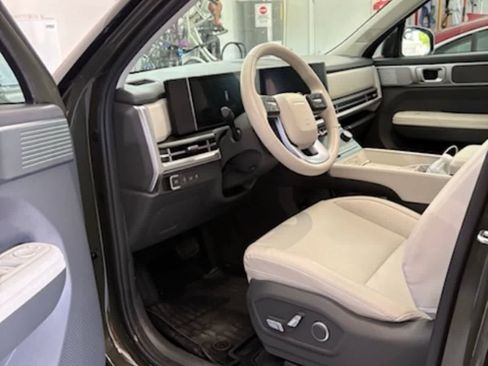 Used 2025 Hyundai Santa Fe SEL FWD image 2