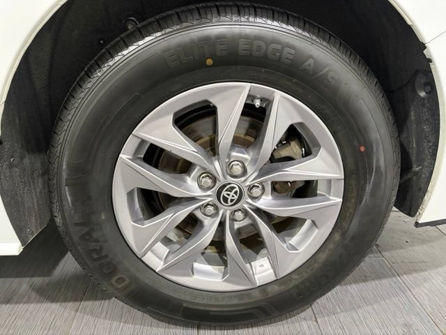 Used 2024 Toyota Sienna XLE FWD image 23