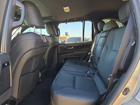 Used 2024 Lexus LX 600 4WD w/ Luxury Package image 13