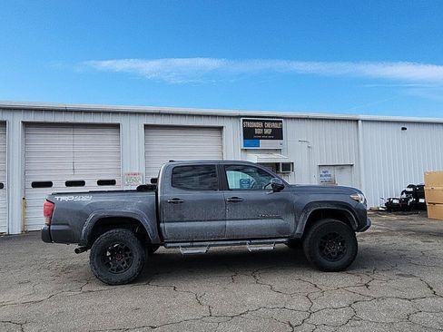 Used 2017 Toyota Tacoma TRD Off-Road image 6