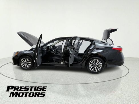 Used 2025 Nissan Altima 2.5 SV FWD image 11