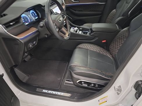 Used 2025 Jeep Grand Cherokee L Summit AWD/4WD image 15