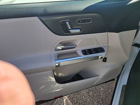 Used 2025 Mercedes-Benz GLB 250 4MATIC image 15