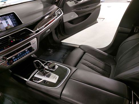 Used 2020 BMW 750i xDrive w/ Executive Package image 26