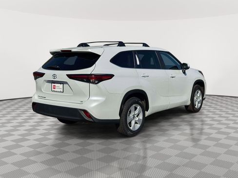 Used 2023 Toyota Highlander LE FWD image 7