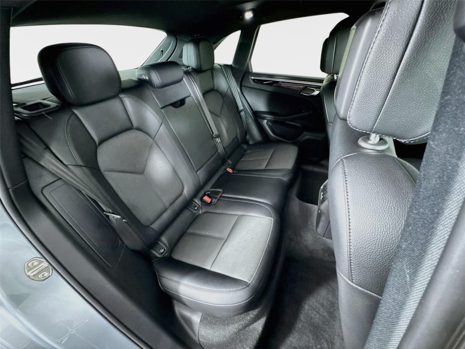 Used 2023 Porsche Macan AWD/4WD image 28