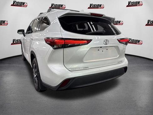 Used 2022 Toyota Highlander XLE AWD/4WD image 7