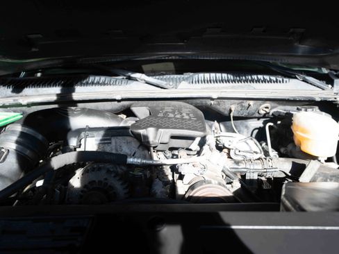 Used 2004 Chevrolet Silverado 2500 LT w/ Heavy-Duty Power Package image 30