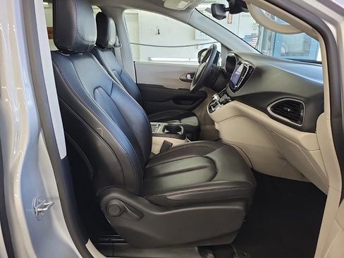 Used 2024 Chrysler Pacifica Touring-L FWD image 12
