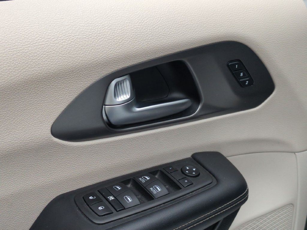 Used 2023 Chrysler Pacifica Touring-L FWD image 13