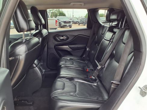 Used 2019 Jeep Cherokee Limited FWD image 21