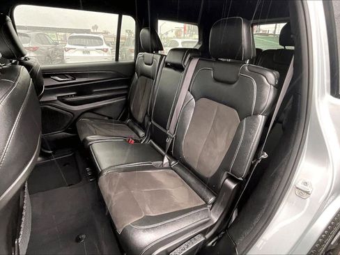 Used 2024 Jeep Grand Cherokee L Laredo image 22